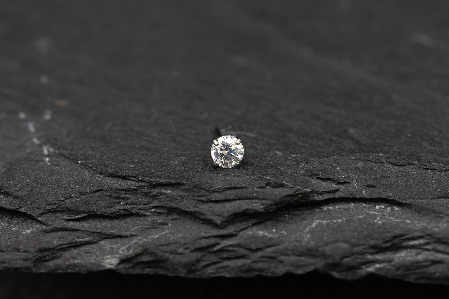 Round Prong-set Moissanite Titanium Threadless Nose Stud