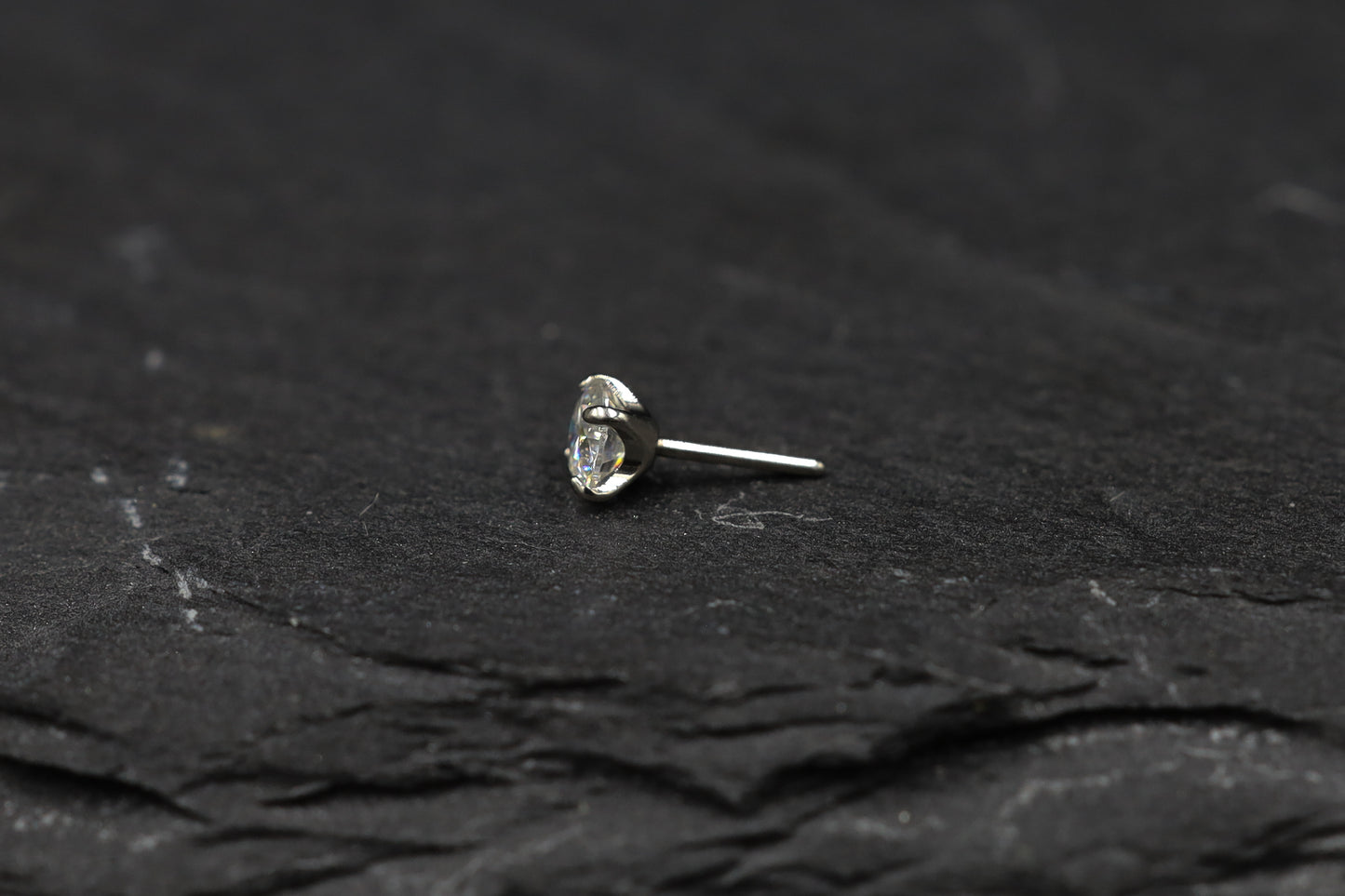 Round Prong-set Moissanite Titanium Threadless Nose Stud